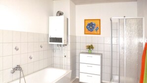 Apartment | Badezimmer | Duschwanne, Handtücher