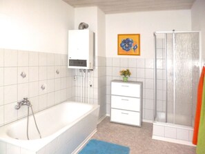 Apartment | Badezimmer | Duschwanne, Handtücher