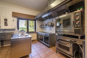 Fridge, highchair - Gouvy Getaway Holiday Home (Gouvy)