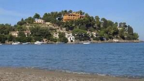 A coastal area with buildings on a hillside overlooking the sea. - Seaside Comfort in Giannella (Orbetello)