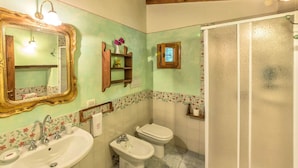 Bathroom - Cosy Holiday Home in Figline Valdarno With Garden (Figline e Incisa Valdarno)