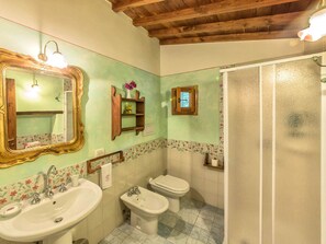 Ferienhaus | Badezimmer | Dusche, Handtücher