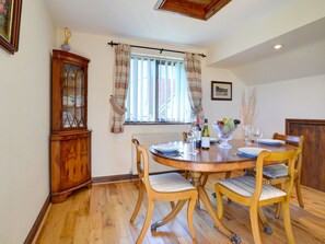 Dining - Cottage With Great Views, Playground Equipment, Football Field & More (Caersws)