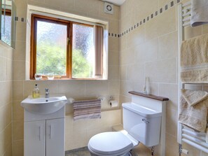 Bathtub, towels - Cottage With Great Views, Playground Equipment, Football Field & More (Caersws)
