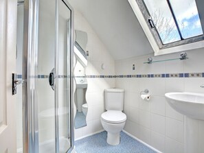 House | Bathroom - Pleasing Holiday Home in Saundersfoot With Patio (Saundersfoot)