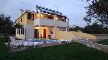 Hus | Basseng | Innendørsbasseng og utendørsbasseng