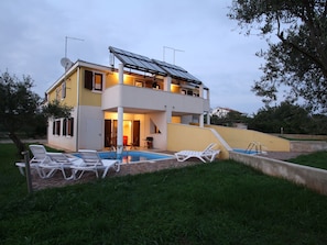 Casa | Alberca | Alberca techada y alberca al aire libre