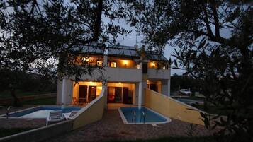 Een binnenzwembad, een buitenzwembad