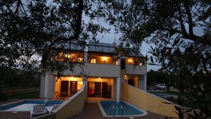 A modern two-story house with a swimming pool and a covered patio area. - Holiday Home in Novigrad With Private Pool (Novigrad)