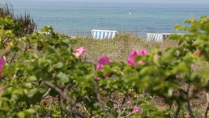 A beach view with two striped beach chairs and a clear sky. - Welcoming Apartment With Garden in Kühlungsborn (Kuehlungsborn)
