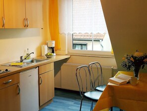 Apartment | Eigene Küche | Wasserkocher mit Kaffee-/Teezubehör, Kühlschrank, Mikrowelle, Ofen