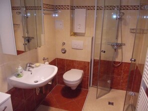 Apartment | Bathroom | Shower, towels - Spacious Apartment near Sea in Graal-Muritz (Graal Mueritz)