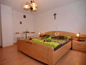 House | 3 bedrooms, individually furnished, iron/ironing board, bed sheets