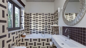 Villa | Bathroom | Combined shower/bathtub, towels - Modern Villa in Juricani With Swimming Pool (Umag)