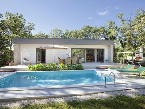 Modern Villa in Juricani With Swimming Pool