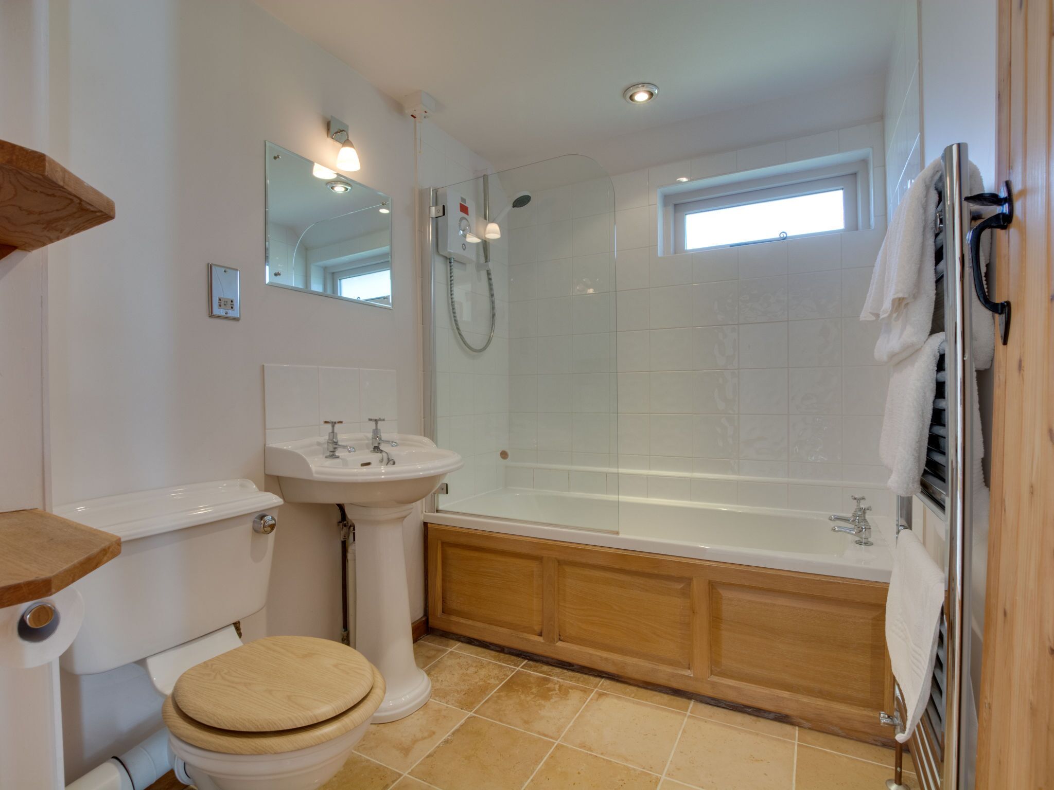 Cottage | Bathroom | Combined shower/bathtub, towels