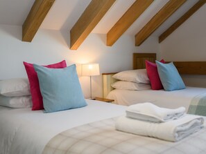 4 Schlafzimmer, individuell eingerichtet, Bettwäsche