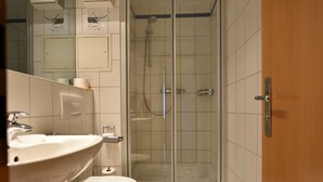 Apartamento | Banheiro | Chuveiro, secador de cabelo, toalhas de banho 