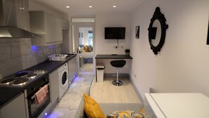 Apartment | Eigene Küche | Mikrowelle, Ofen, Herdplatte, Toaster
