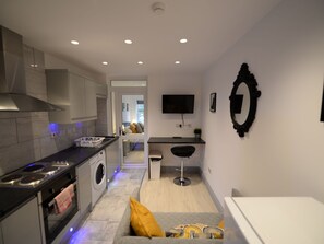Apartment | Eigene Küche | Mikrowelle, Ofen, Herdplatte, Toaster