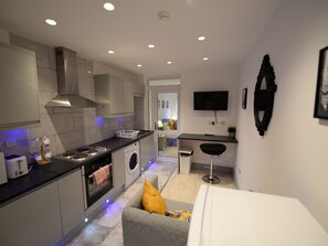 Apartment | Eigene Küche | Mikrowelle, Ofen, Herdplatte, Toaster