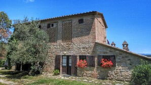 A stone building with a sloped roof, a small entrance, and a bell tower. - Farmhouse in Umbertide Near Lake Trasimeno (Umbertide)
