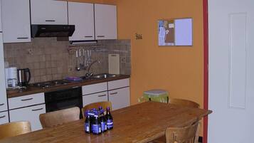 Cottage | Private kitchen | Microwave, dishwasher, coffee/tea maker