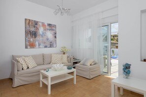 Télévision, cheminée, livres