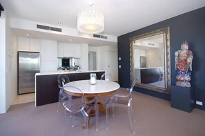Dining - 301 Harbour View - Cairns City marina views (Cairns City)