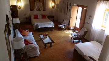 4 habitaciones, tabla de planchar con plancha, wifi y ropa de cama