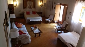 4 habitaciones, tabla de planchar con plancha, wifi y ropa de cama 