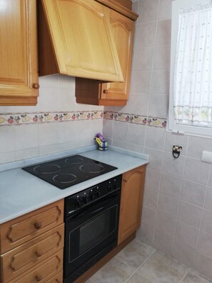 Réfrigérateur, micro-ondes, four, cafetière/bouilloire