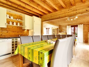 Chalet | Privékeuken | Een kinderstoel