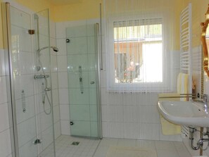 Apartment | Bathroom - Elevated Apartment in Bad Wildungen With Garden (Bad Wildungen)