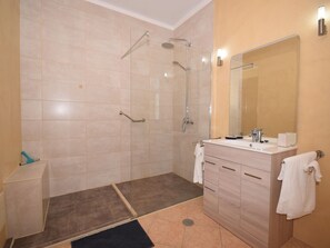 Villa | Bathroom | Shower, towels - Detached Villa With Private Swimming Pool, Just Outside São Brás de Alportel (Sao Bras de Alportel)