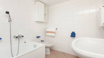 House | Bathroom | Combined shower/bathtub, towels