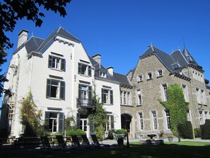 Exterior - A Beautiful Castle in the Valley of Aisne (Erezee)