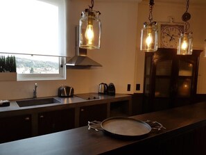 Jääkaappi, mikroaaltouuni, uuni, kahvin-/teenkeitin