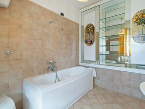 House | Bathroom | Shower, towels - Studio in Castle With Pool and Views of the Majella Park and Lake Bomba (Rosello)