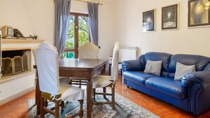 Living room - Studio in Castle With Pool and Views of the Majella Park and Lake Bomba (Rosello)