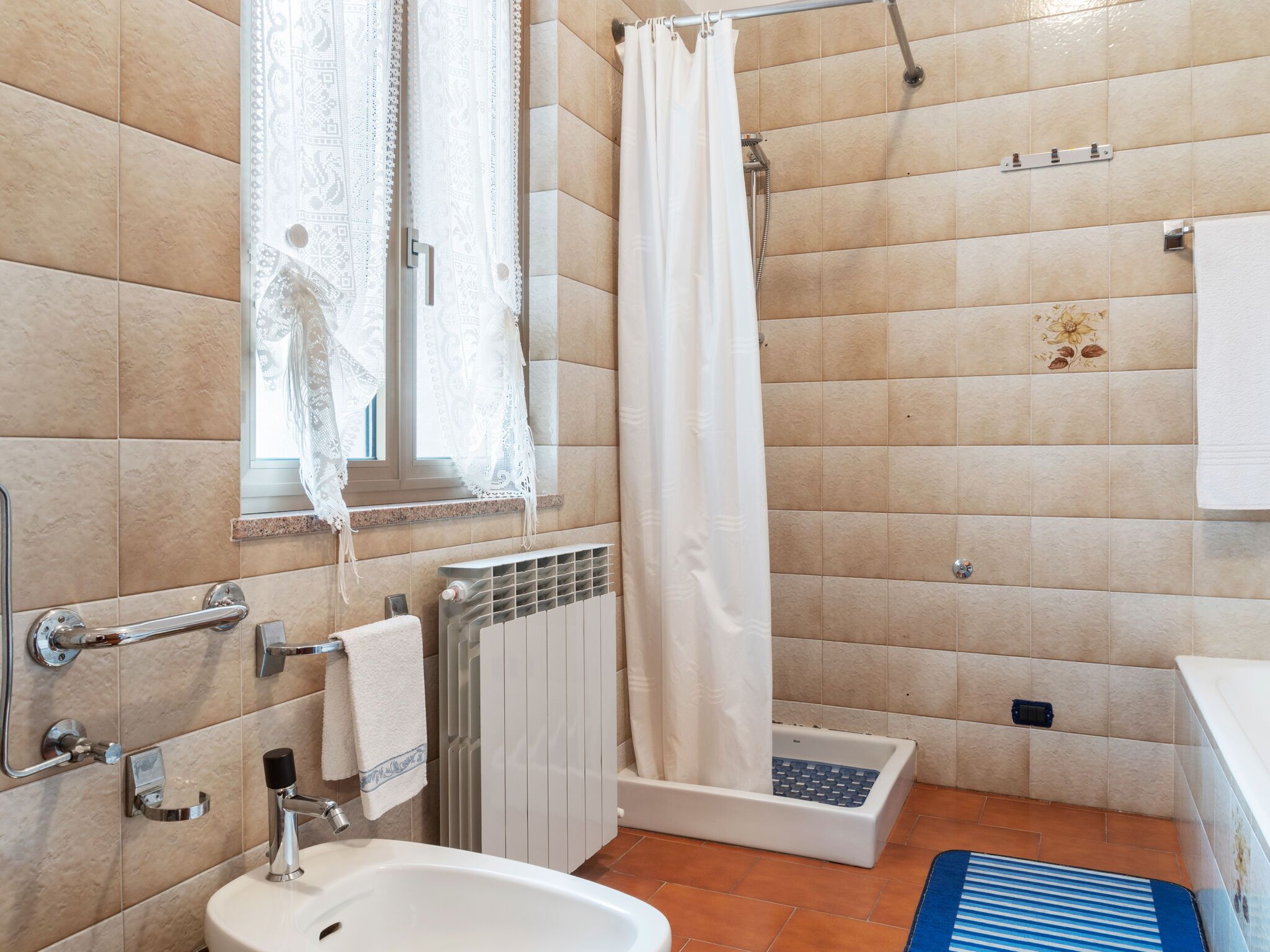 Cottage | Bathroom | Shower, towels