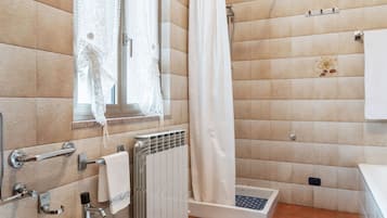 Cottage | Bathroom | Shower, towels