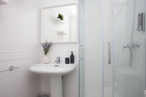 Bathtub, hair dryer, towels - Singular Stays Ruzafa Terrace (València)