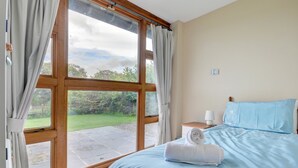Room - Large, Modern Farmhouse in Umberleigh, With Heigh Ceilings and Beautiful Terrace (Umberleigh)
