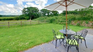 Balcony - Large, Modern Farmhouse in Umberleigh, With Heigh Ceilings and Beautiful Terrace (Umberleigh)