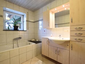Cottage | Bathroom