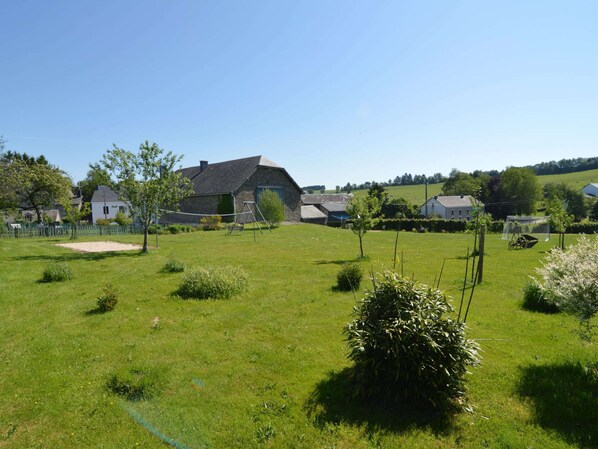 A rural setting with a stone house, a fenced area, and a grassy field. - Cottage in Former Farmhouse in Tillet (Sainte-Ode)
