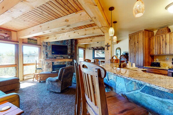 Televisio, takka, DVD-soitin, kirjoja