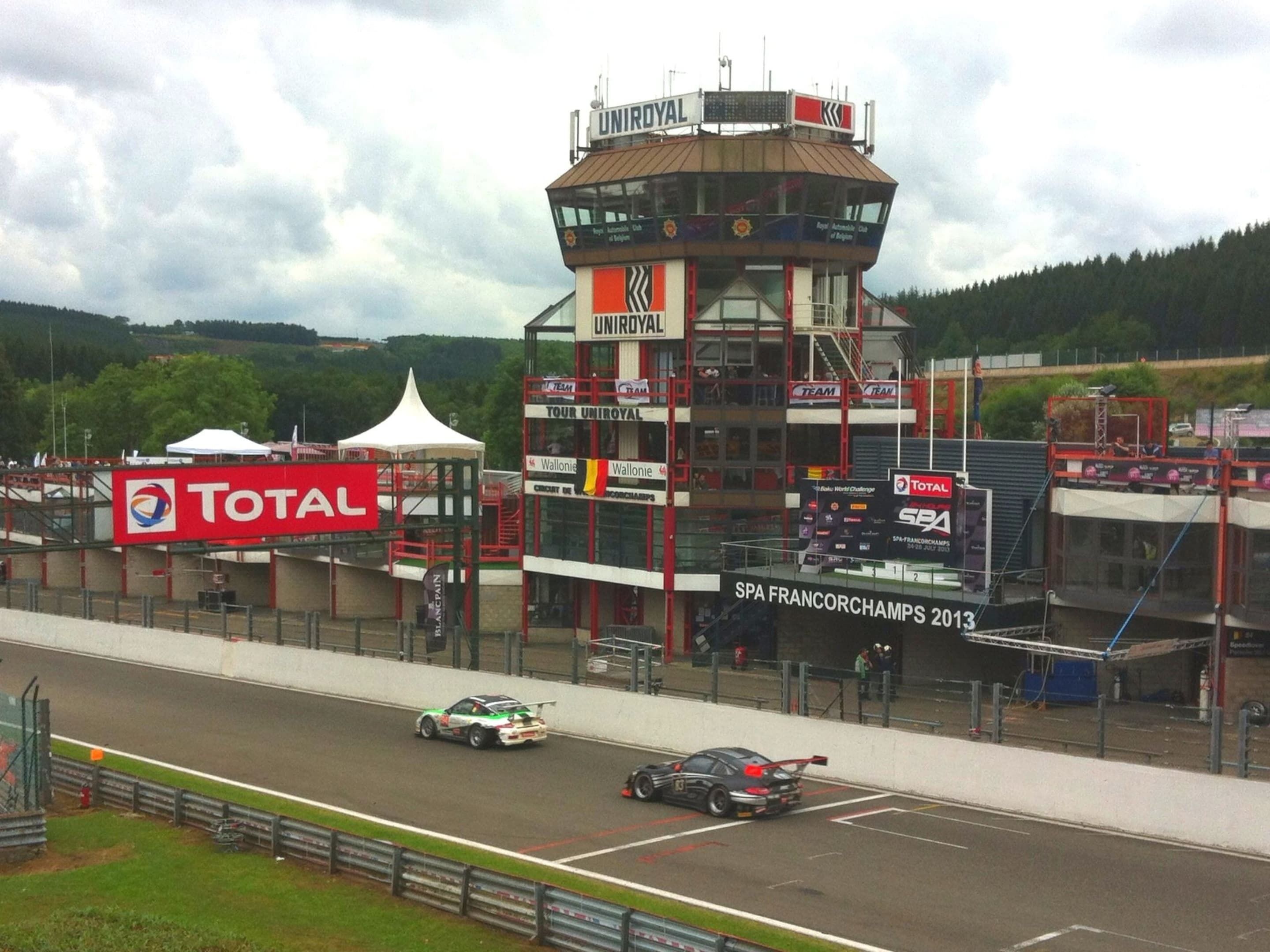 Une tour de contrôle avec une signalétique indiquant le lieu de la course de Spa-Francorchamps 2013.