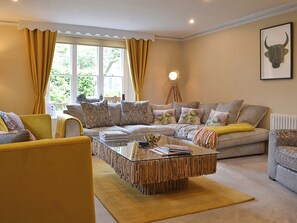 A living room with a sofa, armchairs, a coffee table, and a lamp. - 4 bedroom accommodation in Grasmere (Grasmere)